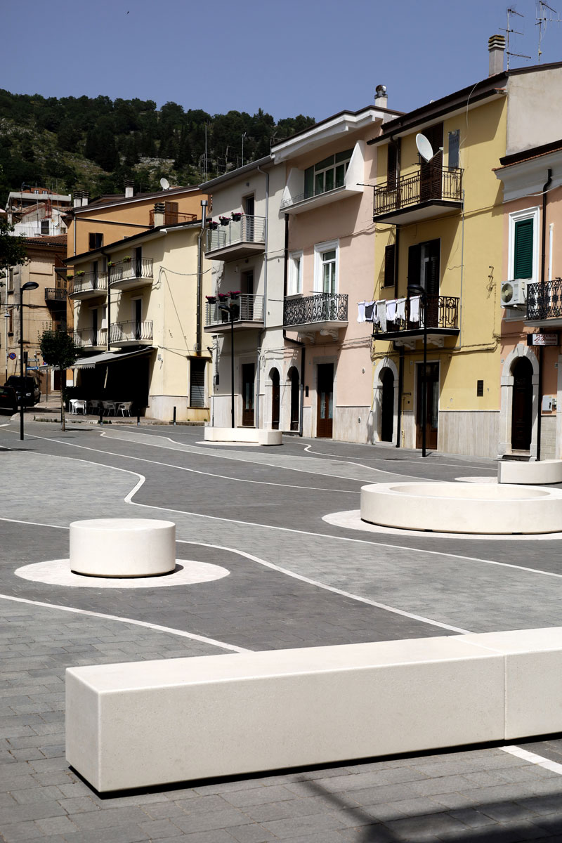 Dettaglio pavimentazione e Arredo Urbano centro storico con Antica Basaltina 10