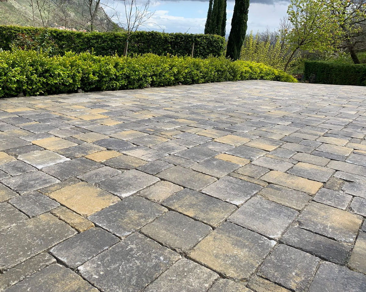 Vecchio Concio colorazione trachite - Pavimento cortile casa privata