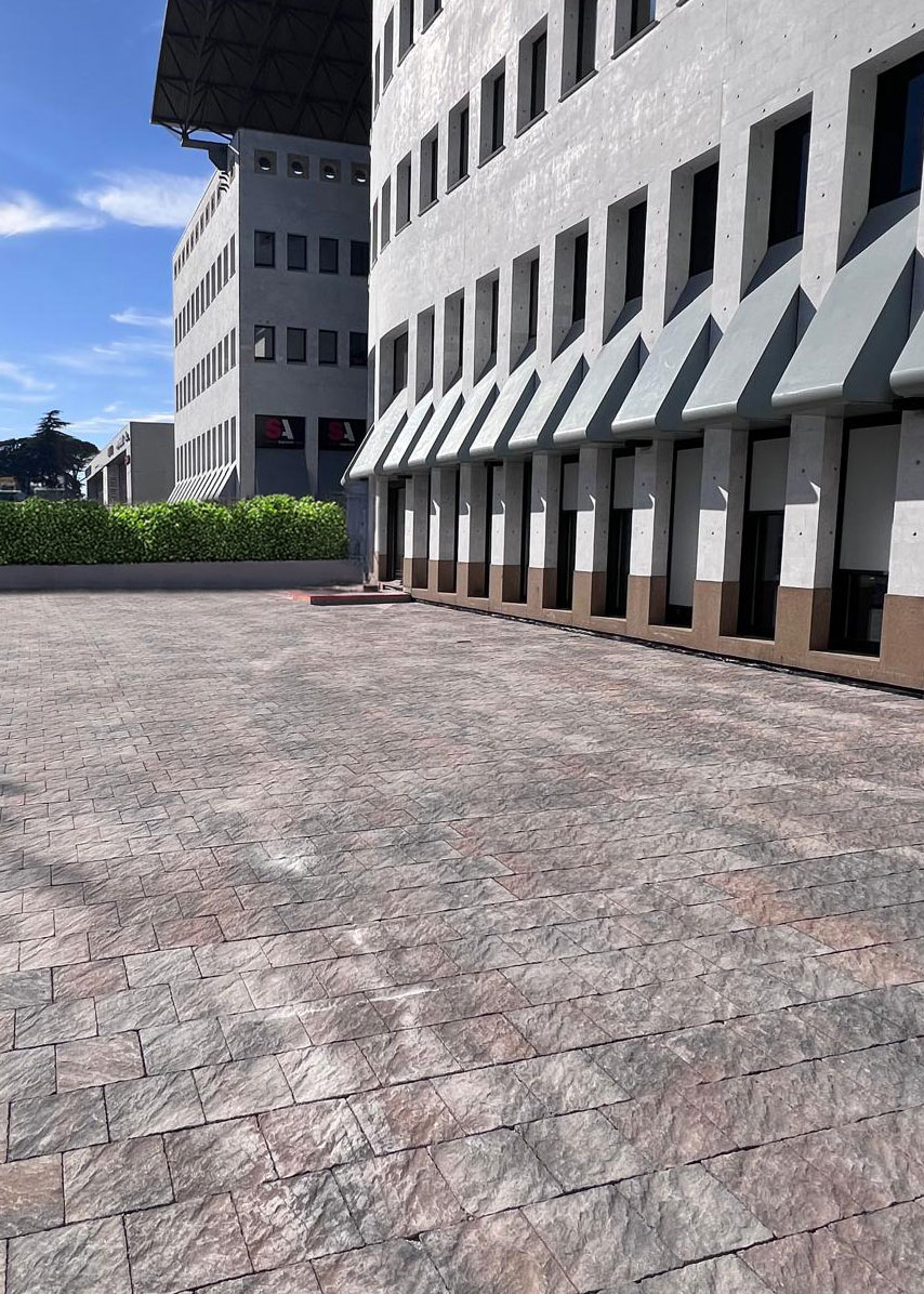 Castiglia Burattato pavimentazione cortile palazzina