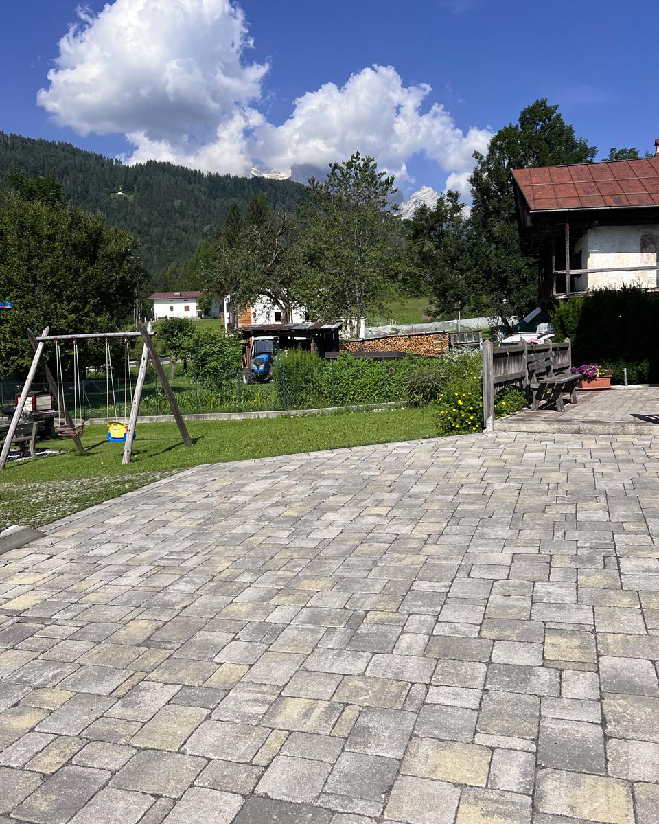 Vecchio Concio colorazione trachite - Pavimentazione cortile casa di montagna